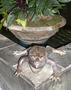 カエルの置物…ゲコゲコ。